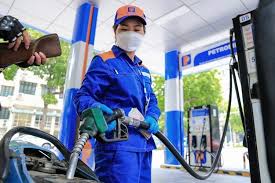 Giá xăng dầu hiện đang có xu hướng giảm, tạo điều kiện thuận lợi cho người tiêu dùng. Chúng ta cần theo dõi thường xuyên để có sự chuẩn bị tốt nhất cho việc tiêu dùng trong tương lai của Giá xăng RON 95.